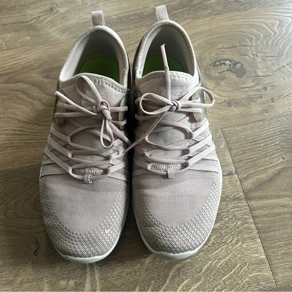 Light pink Nike shoes - Picture 5 of 7